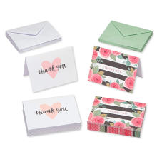 Gruß-Rosa-Schwarzweiss-Blumen und Herzen danken Ihnen Karten und weiße Umschlag-Einladungs-Karten-Hochzeit